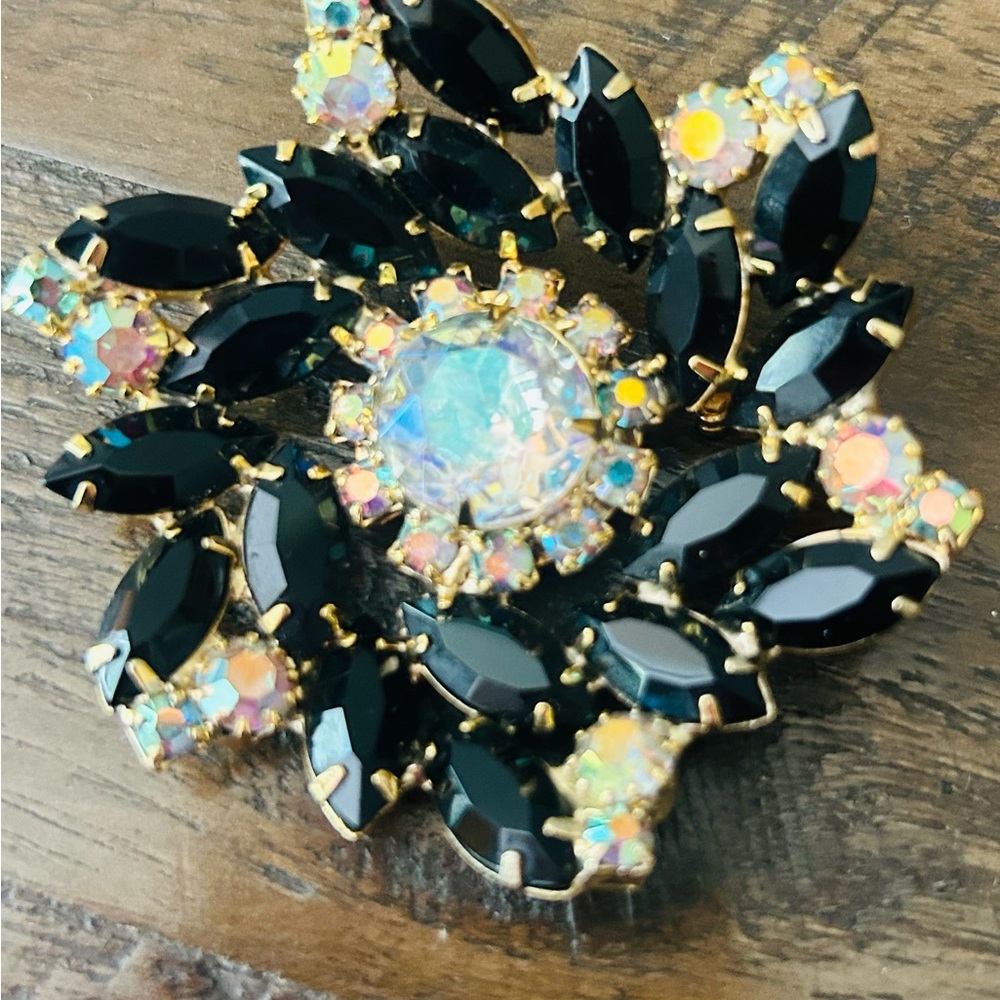 🎉NEW YEAR SALE Vintage Aurora Borealis Elegant Black and Gold Floral Brooch